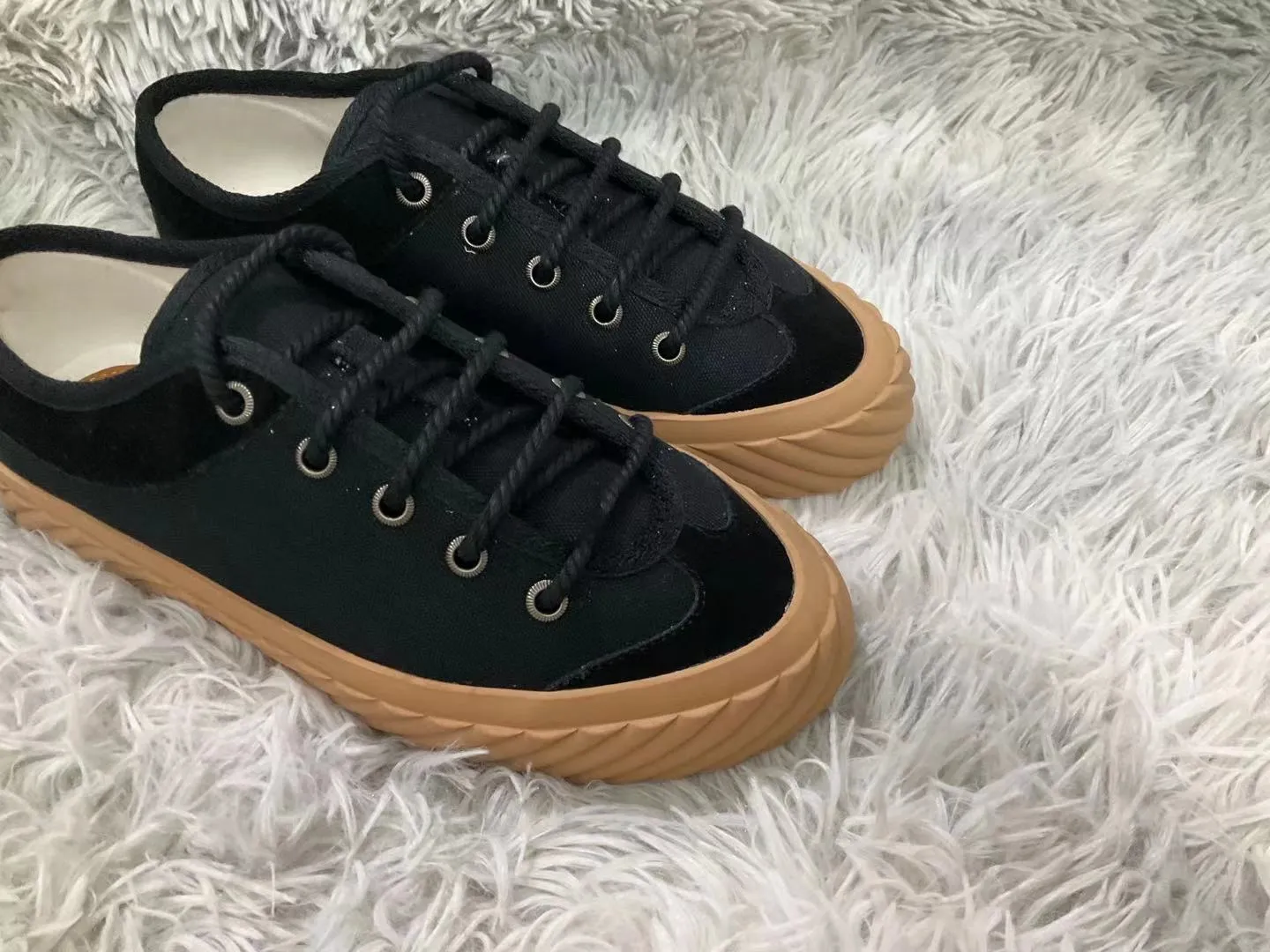 👟👟Ex-factory price 440👟👟 2023 Gucci casual sneakers, top version! 🌸1:1 reproduction. New model for early spring, creating a perfect style💣💣💣street style🔥🔥🔥cool and trendy C-level fashionable outfit with retro and futuristic feel🌹🌹🌹classic shoe shape + British color matching design, super attractive. All kinds of leather splicing, original reverse mold last, imported high-end knitting needle jacquard fabric showing exquisite texture! Open mold to customize high-density outsole. Comes fully packaged. Size: Female 35-41 Male 39-46